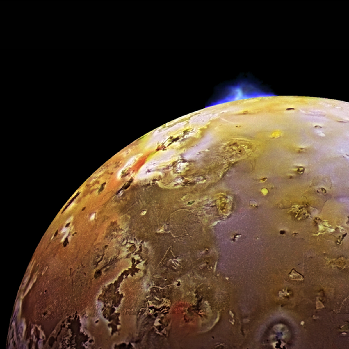 Ein halber Mond Io mit gelber Oberfläche, pockennarbigen grauen und bläulichen Bereichen. Gegen den schwarzen Weltraum zeichnet sich eine helle Eruptionswolke ab, die nach oben aufsteigt.